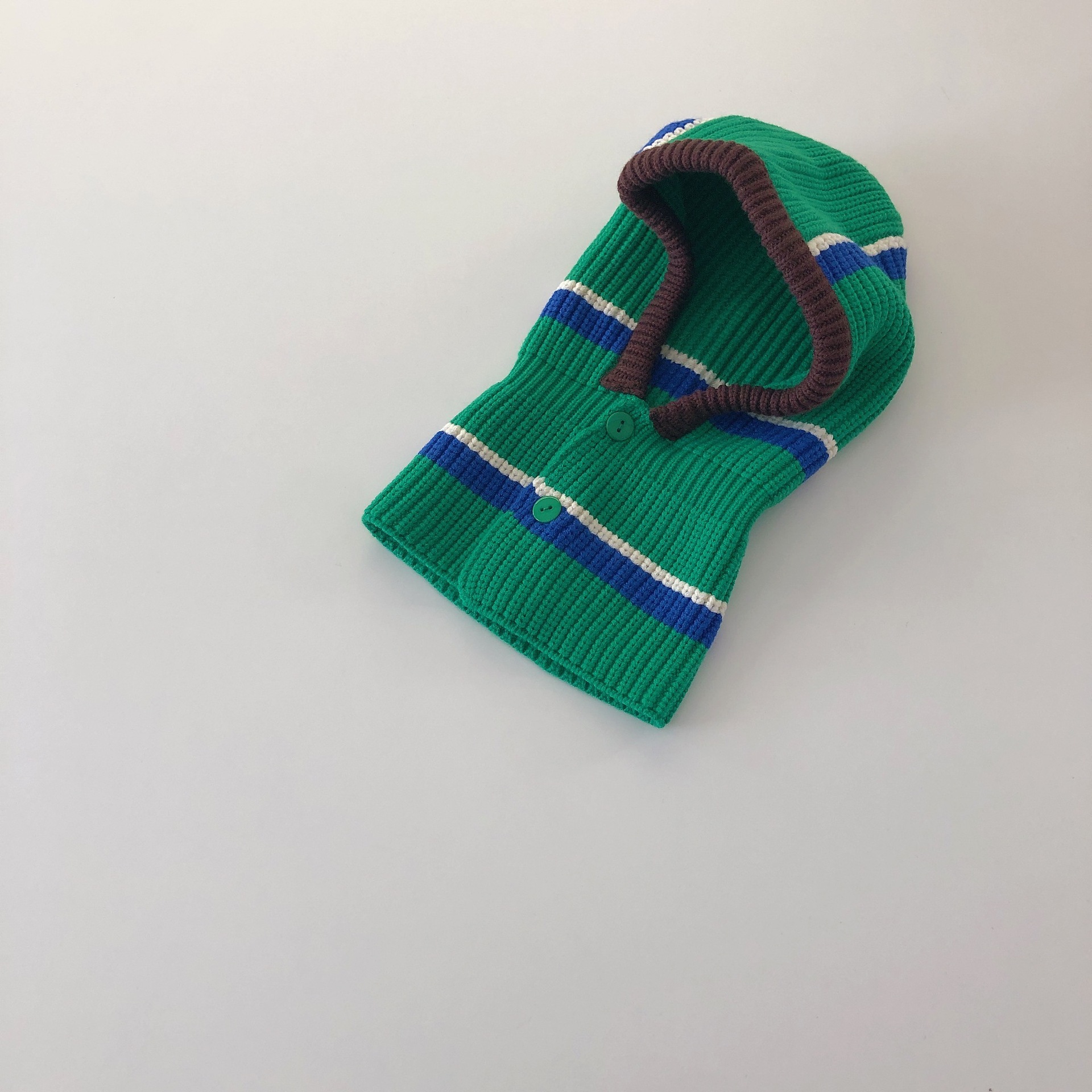 녹색 및 파란색 줄무늬 통합 귀 보호 캡