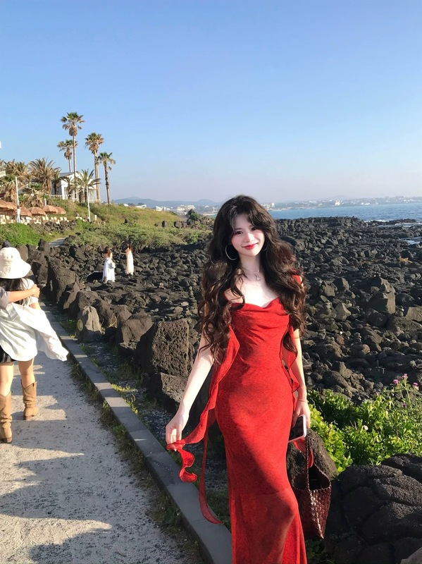 法式红色晕染露背吊带连衣裙女夏季设计感荷叶边飘带海边度假长裙|undefined