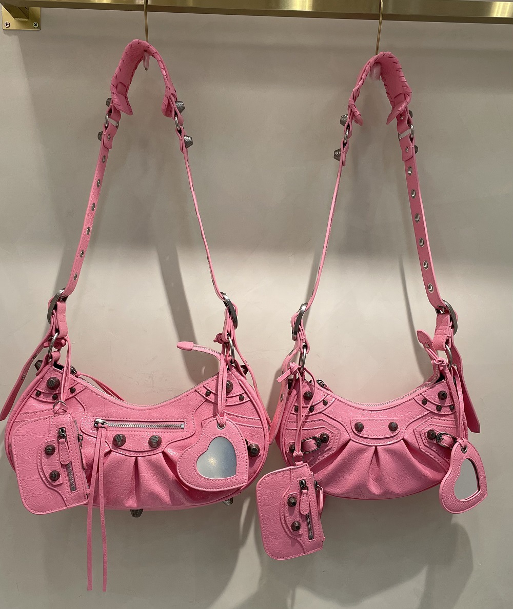 Bolso de locomotora de remache Le Cagole de alta calidad dulce y fresco chica caliente tres en uno bolso de media luna plisado de cuero bolso de axila