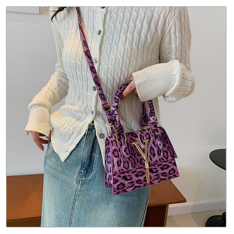 The new leopard print handbag is trendy and stylish. The crossbody bag has a simple texture and a spicy girl style. It is a unique single-shoulder small square bag undefined
