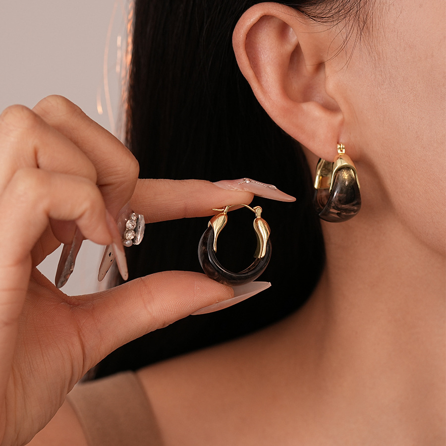 1 Pair Retro U Shape Resin Copper Earrings display picture 5