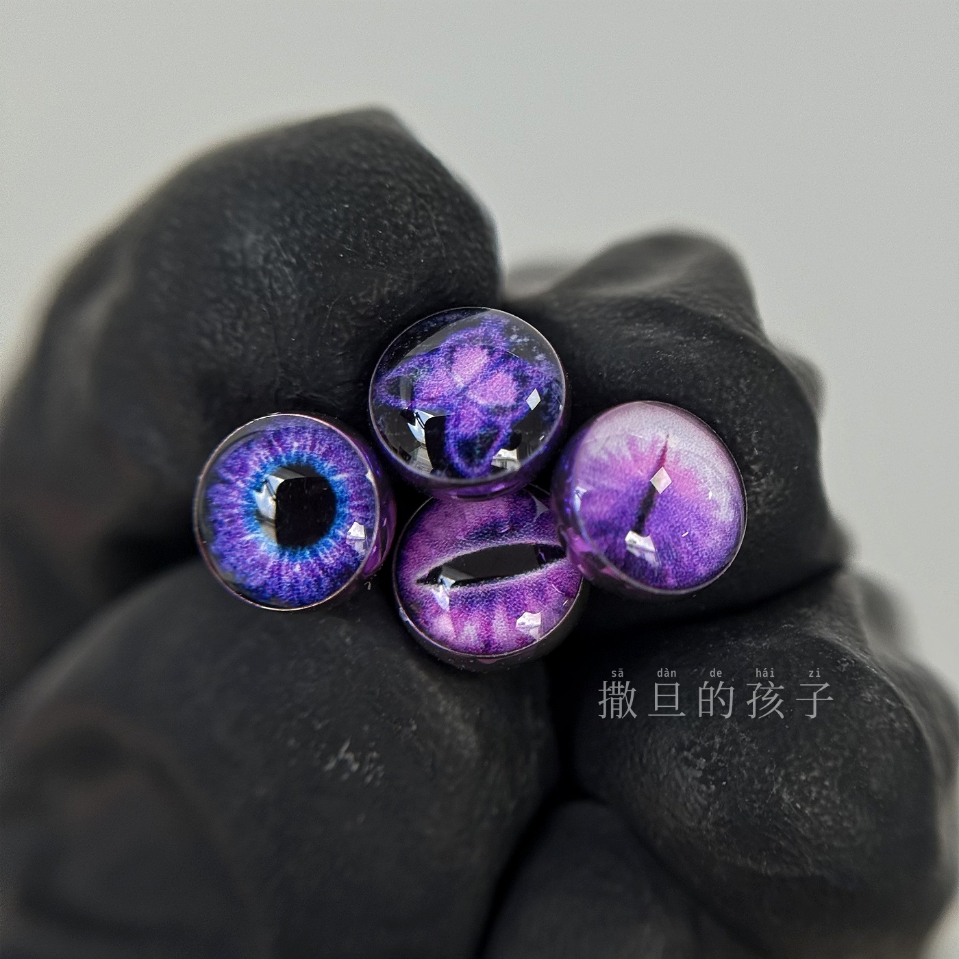 16G labret stud size and finish detail