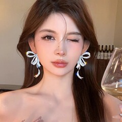 女性用フルダイヤモンドリボンリボンイヤリング、ハイエンド、軽い高級感、パーソナライズされたタッセルイヤリング、ヨーロッパとアメリカの誇張されたパーソナライズされたイヤリング