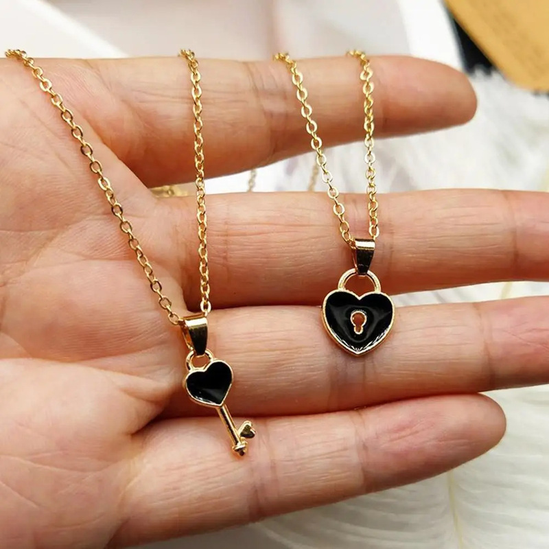 A pair of lovers necklace simple fashion small key lock love pendant golden clavicle chain necklace gift wholesale