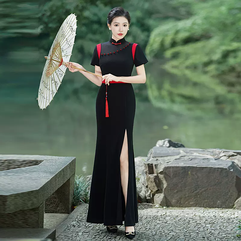 丝绒改良旗袍2025新款走秀旗袍舞台走秀表演礼仪气质礼服红黑相间