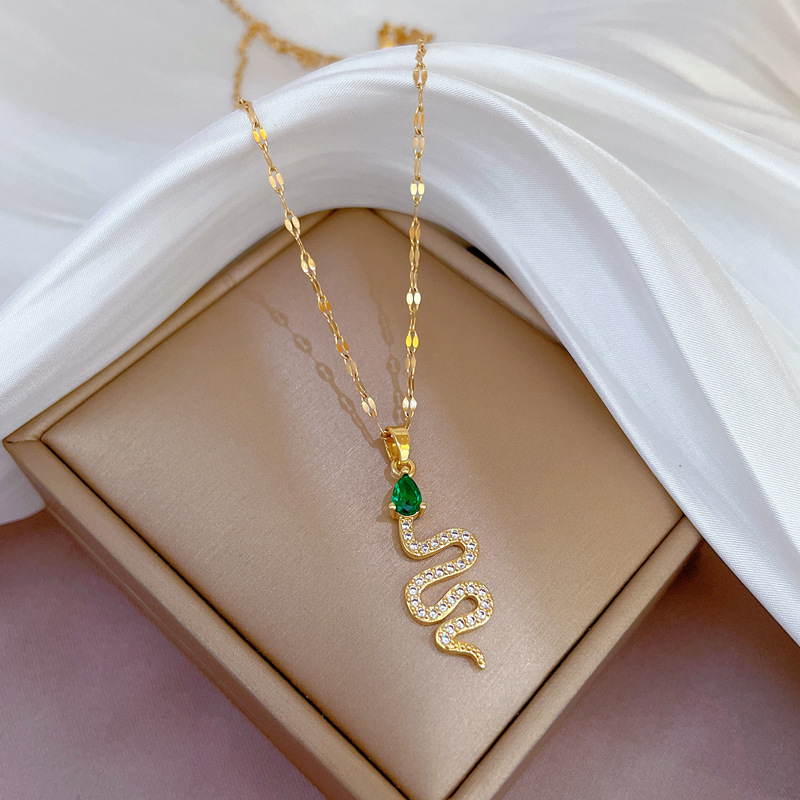 Collar serpiente de oro con piedra verde y cuentas para mujer_voghion.com