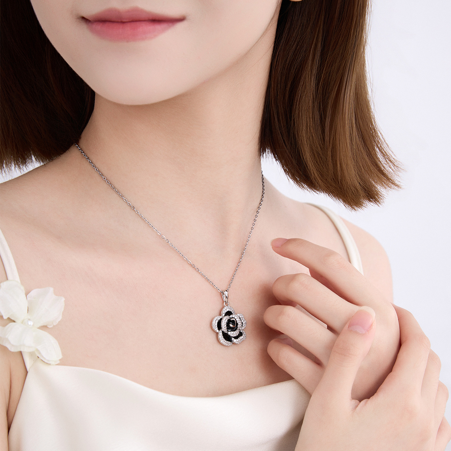 Xuping nicho de moda diseño negro camellia collar de verano fragante ligero esmalte collar de mujer al por mayor
