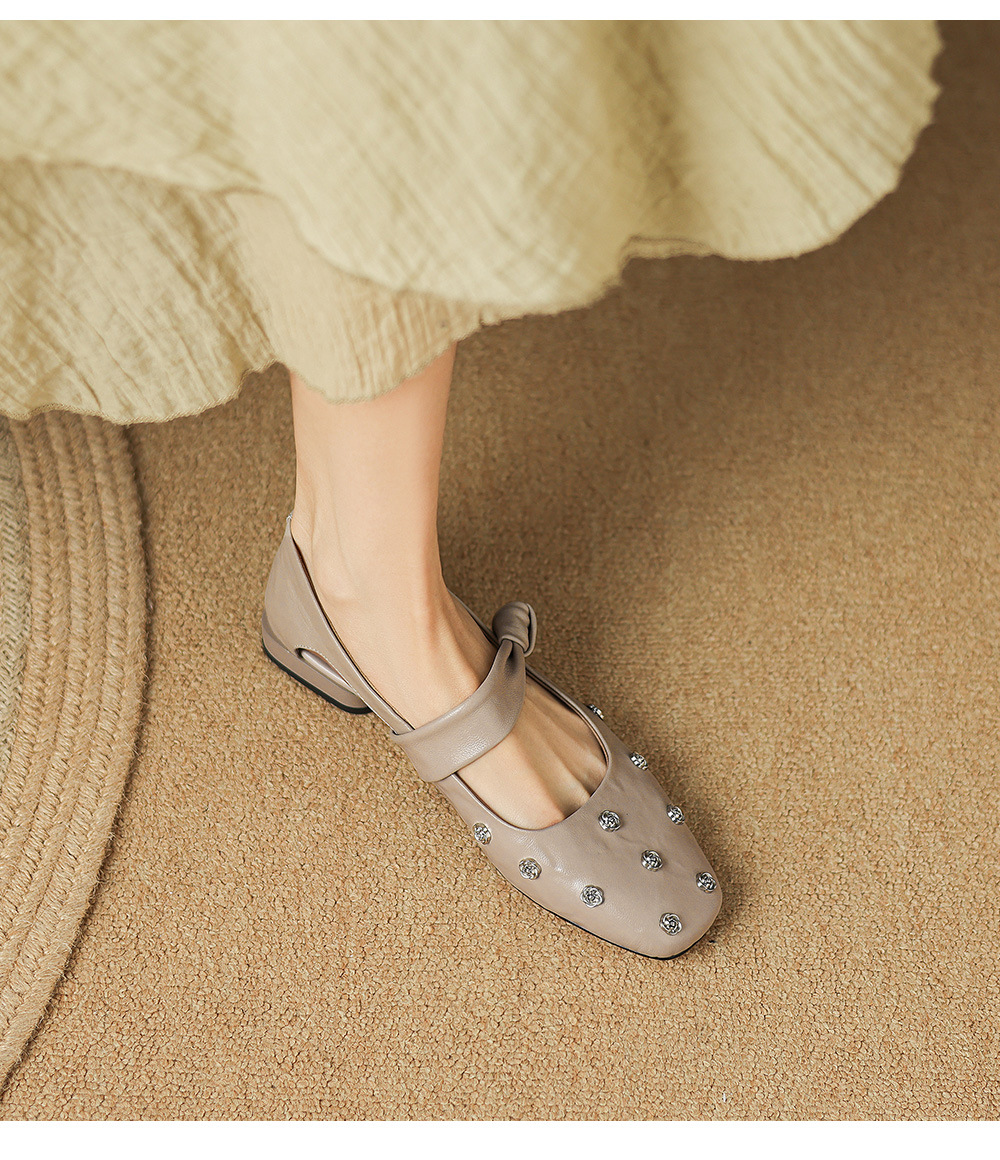 Sandal nữ da cừu đinh tán hoa rỗng mũi tròn kiểu ballet quai ngang đế bệt — đen chi tiết 23