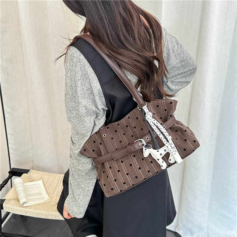Túi tote kẹp nách nữ họa tiết chấm bi, form lớn đựng nhiều đồ, có dây đeo vai — Màu cà phê Không có mặt dây chuyền, Đen không có mặt dây chuyền, Màu cà phê có mặt dây chuyền, Màu đen có mặt dây chuyền chi tiết 24