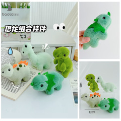 恐竜のぬいぐるみのペンダント