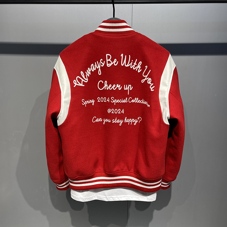 Chaqueta roja de los hombres la chaqueta 2024 primavera Año del collar soporte costura bordado Americano pareja uniforme béisbol