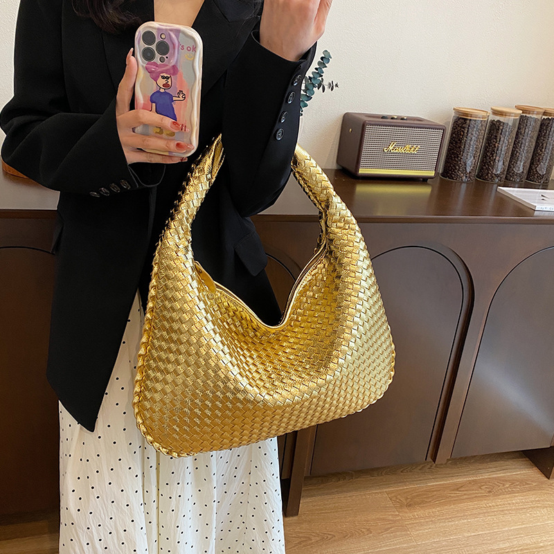 Women's Medium Pu Leather Solid Color Vintage Style Classic Style Weave Zipper Straw Bag display picture 15