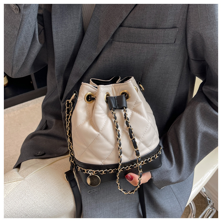 2023 New Hot Selling Lingge Embroidered Thread Small Bag Popular Versatile Chain Crossbody Bag Small Design Bucket Bag_voghion.com