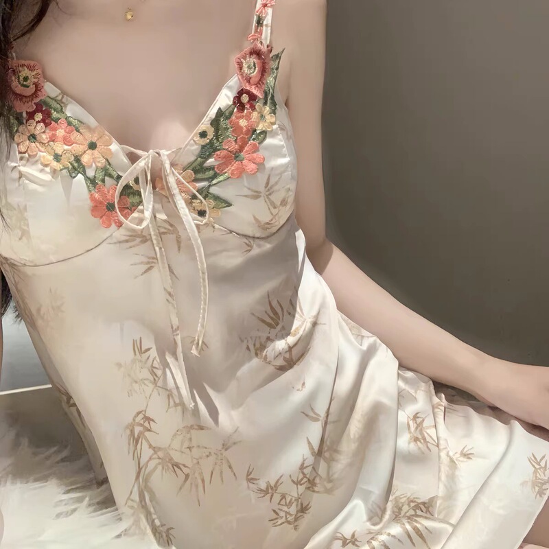 中国風花サスペンダーアイスシルクナイトガウン女性の夏 2025 新しいハイエンドパジャマ胸パッド付きホームウェア|undefined
