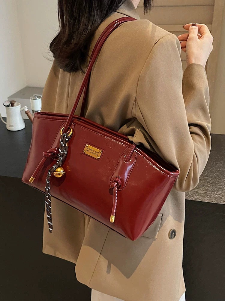 Túi đeo chéo nữ phong cách Pháp vintage, thiết kế ôm nách, dây xích, dung tích lớn đi làm