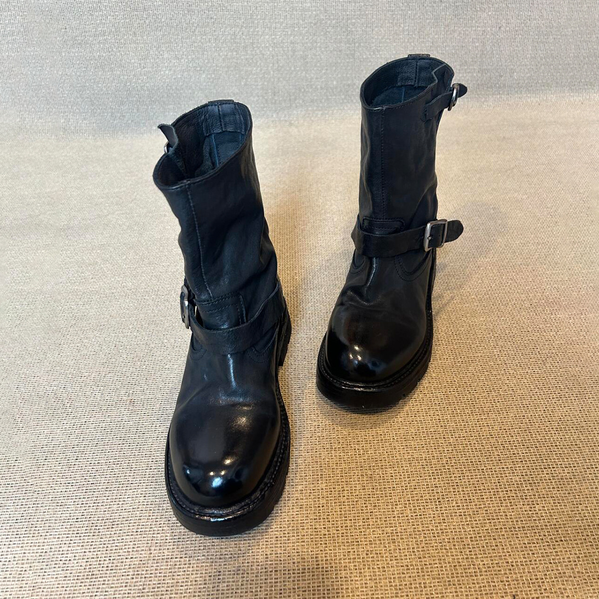 Stiefeletten aus gewaschenem Rindsleder mit dickem Absatz, runder Zehenpartie und Gürtelschnalle, Motorrad-Stil, britischer Stil, Martin-Stil. Neuer Stil Herbst/Winter 2025._voghion.com