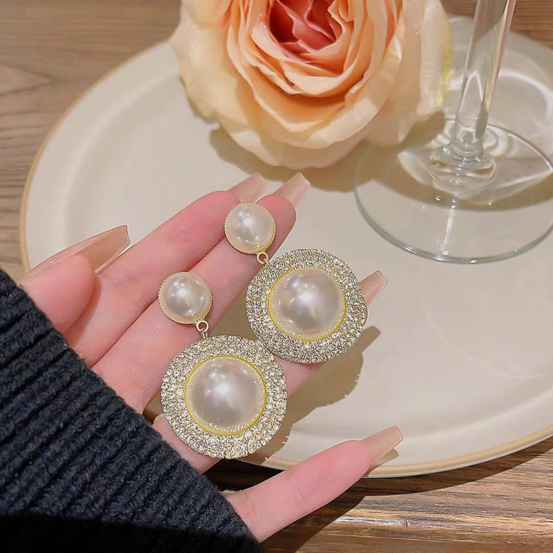 retro design fashionable earrings from pearl