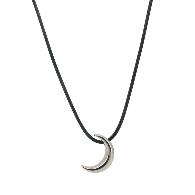 Collier pendentif lune en acier titane et cordon en cuir_voghion.com