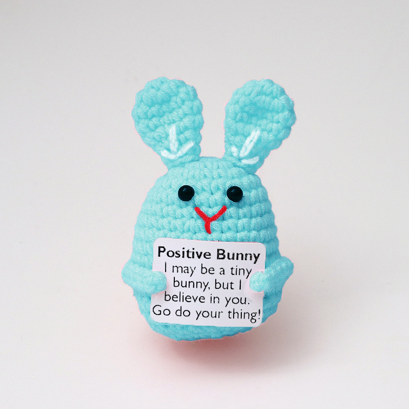 흰색 실로 꿰매어진 토끼 파란색 귀 E 카드