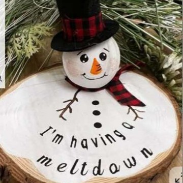 Christmas snowman ornaments, American country-style wooden snowman crafts, festive table decorations for Christmas parties Christmas snowman ornaments, American country-style wooden snowman crafts, festive table decorations for Christmas parties