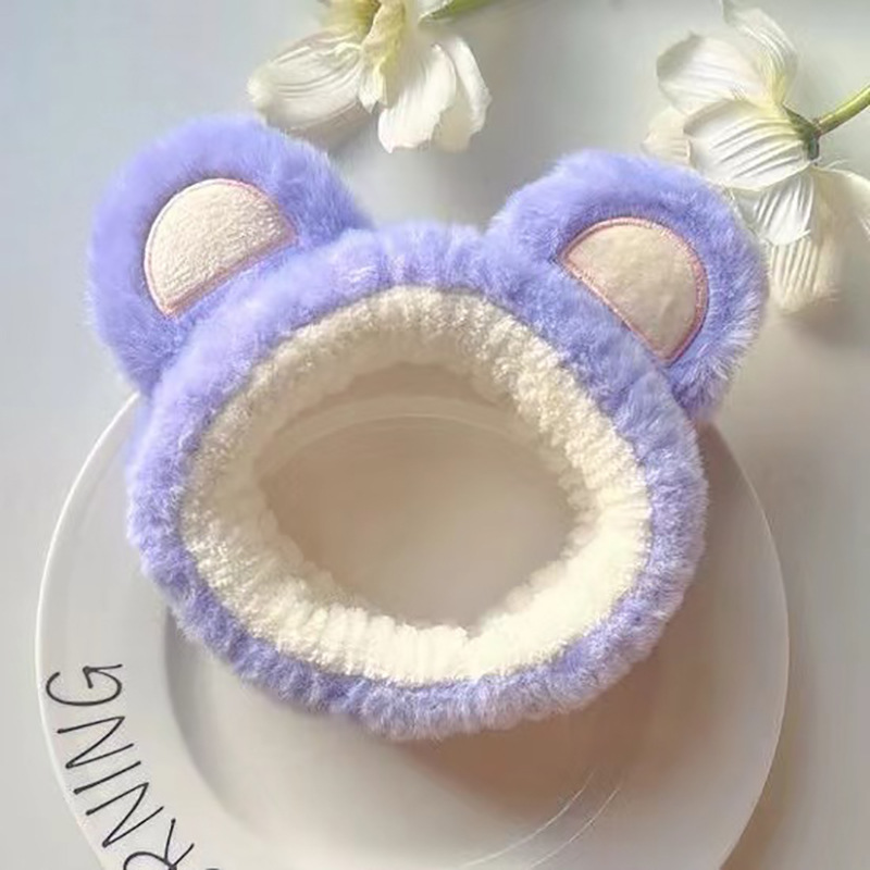 顔を洗って髪を洗って新型の少女の韓国の化粧をつけてマスクの専用のカチューシャをつけます。