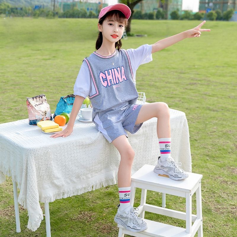 Traje de verano para niñas 2024 nueva moda estilo occidental medio y grandes niños sueltos deportes casuales manga corta de dos piezas delgadas
