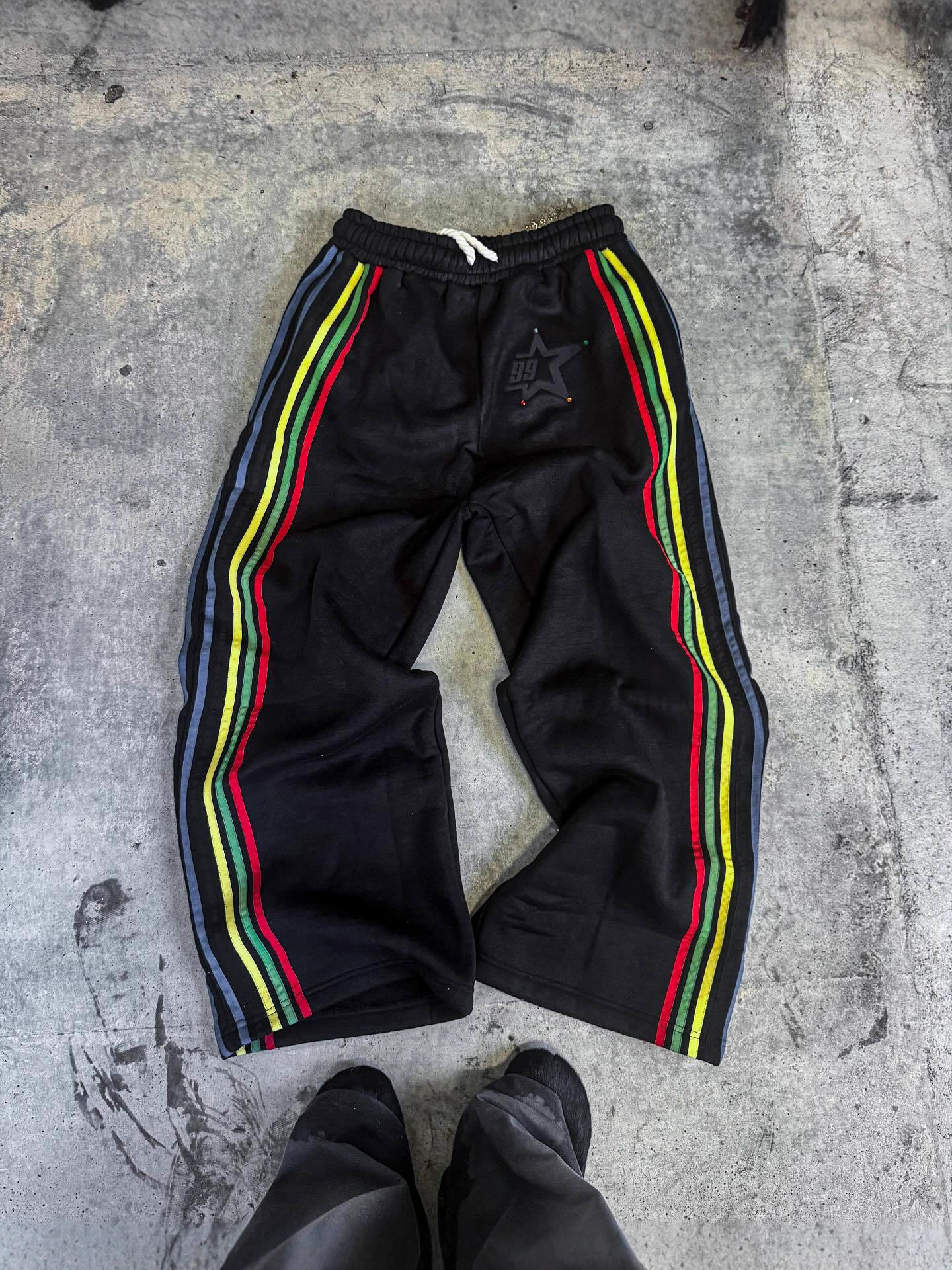 2025 sentido de diseño otoño y invierno Europa y Estados Unidos transfronterizos moda callejera relajada hip hop tendencia nuevos pantalones largos