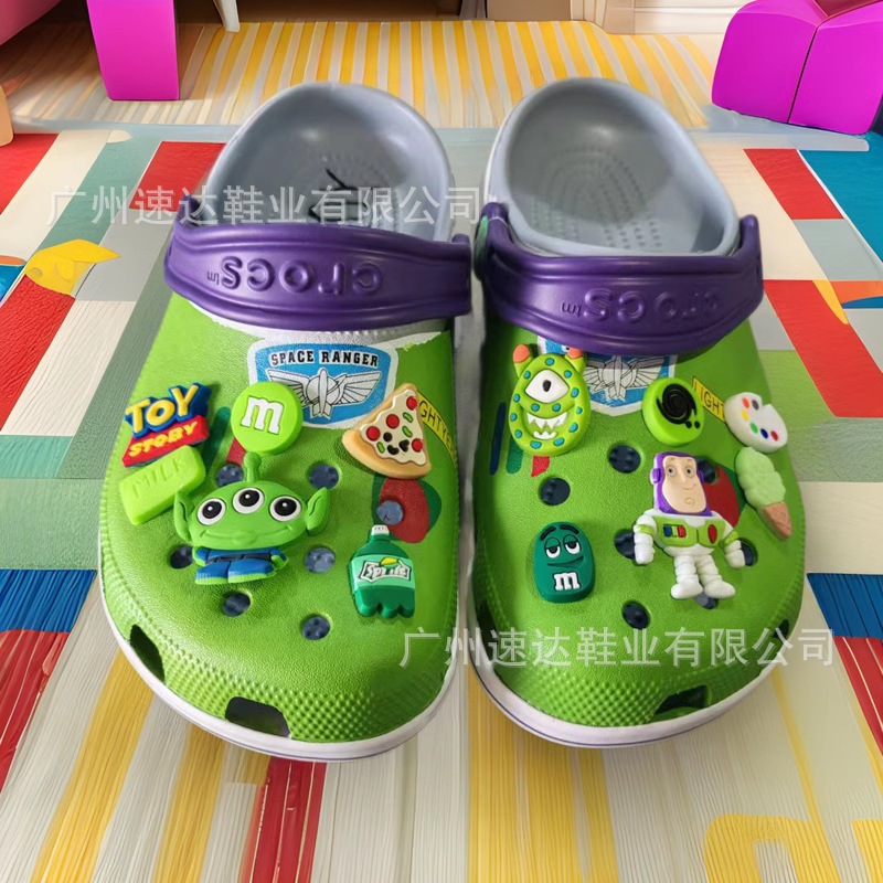 Kejia nuevos zapatos con agujeros para niños dibujos animados anime transpirable para niños y niñas sandalias de playa al aire libre ligero antideslizante