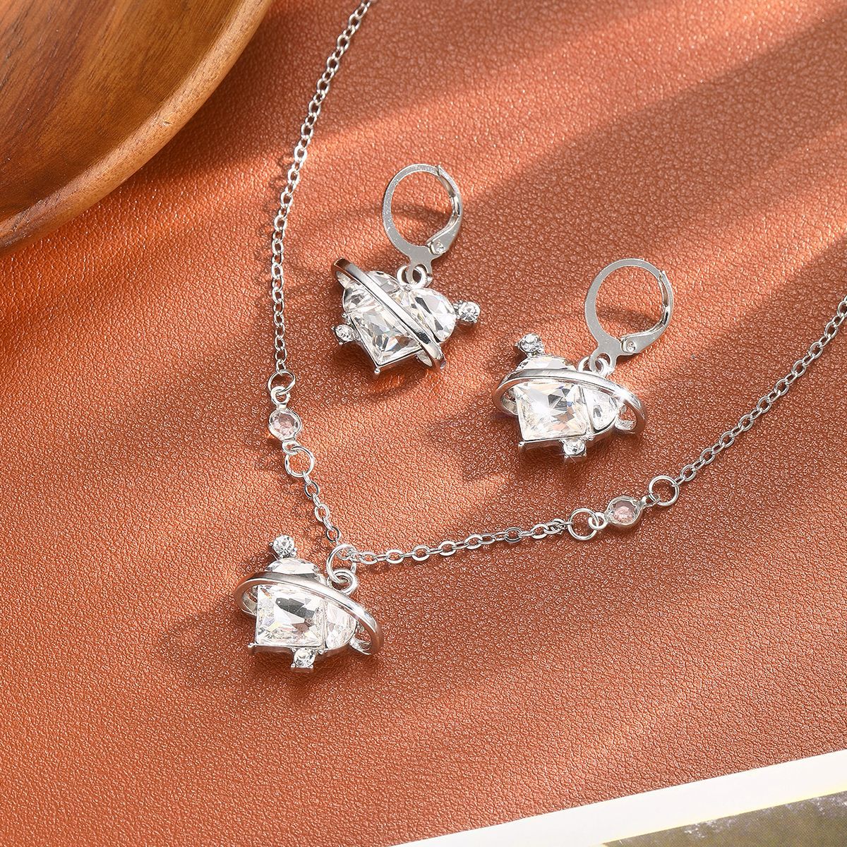 Transfronteriza Venta caliente dulce fresco estilo Rosa circón amor planeta pendientes collar traje temperamento de la personalidad femenina traje de la joyería