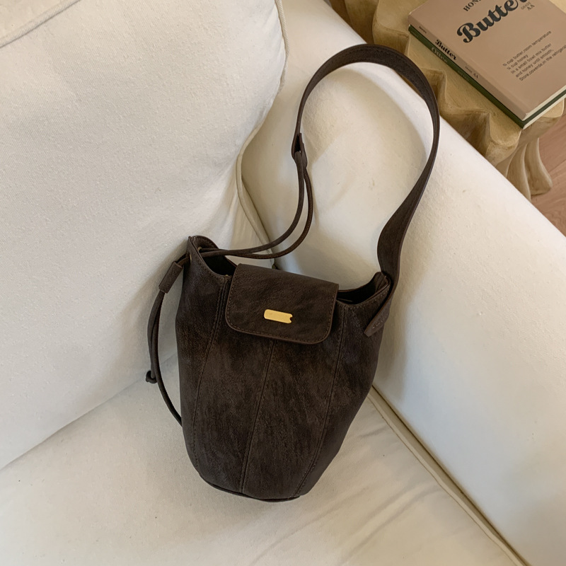 Bolsa de hombro coreana de estilo extranjero de gamuz, bolso de vestir, bolso inferior de mujer otoño-invierno 2025, nuevo nicho retro bolso de cubo de transporte