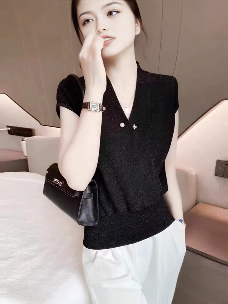 Áo len nữ cổ V chéo cài nút ngọc trai, tay ngắn, viền gân, phong cách mùa hè — màu xanh nhạt