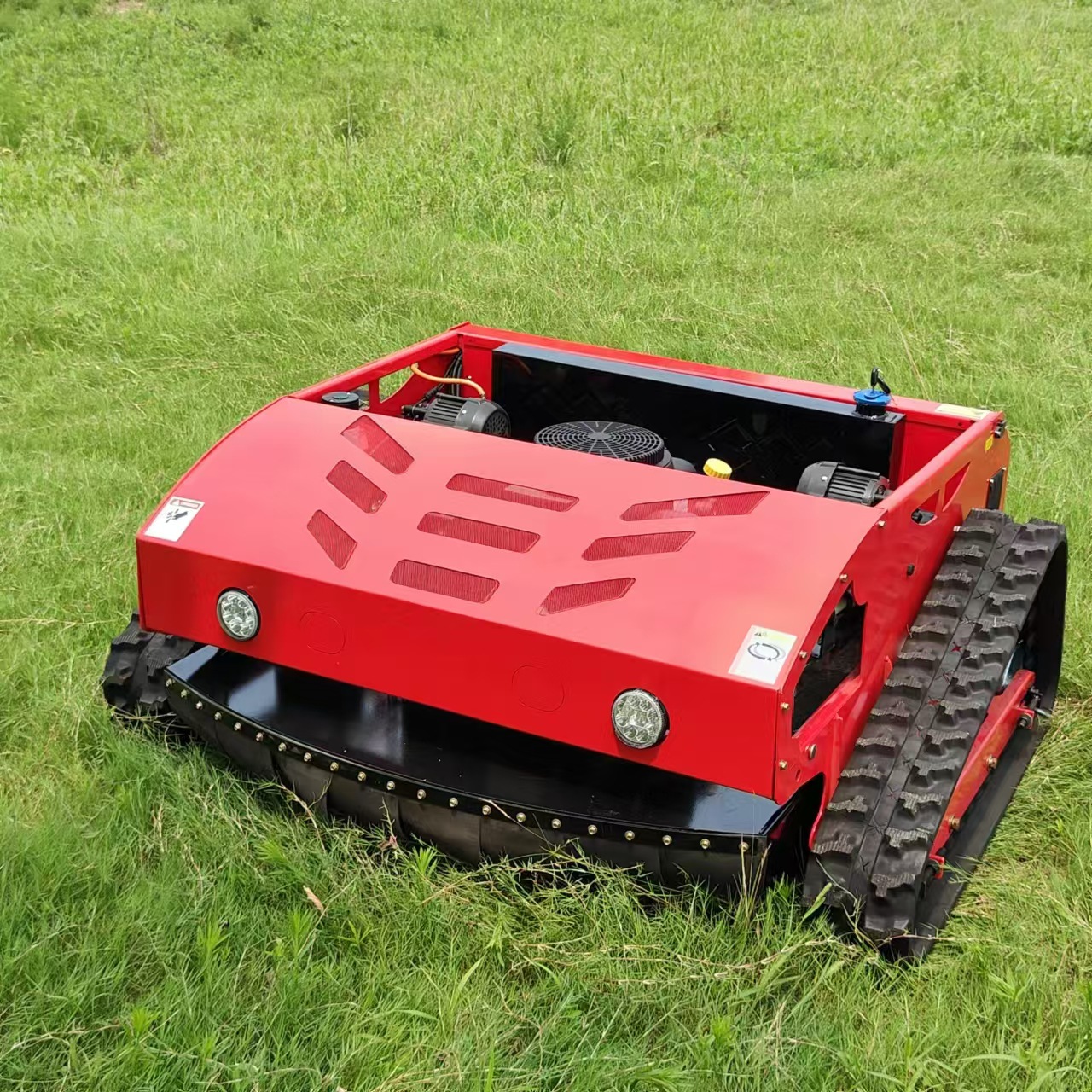 出口英国履带式遥控割草机 农用全地形剪草机 四冲程草地碎草机