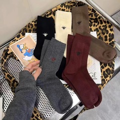 ダブル針のヨーロッパ商品の刺繍の小さいハチのシンプルな秋冬の女性の靴下の安可の赤い女性の靴下