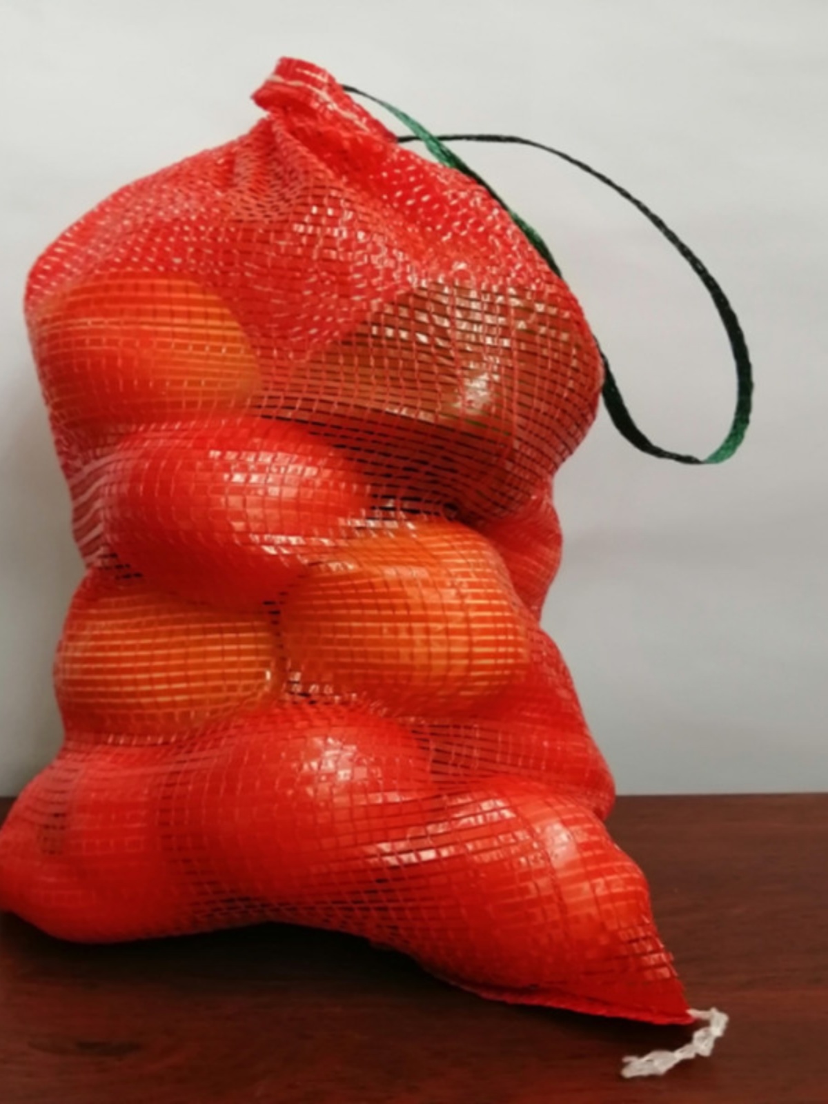 Naranja en bolsa de malla, naranja en bolsa de malla, pomelo en bolsa de malla, sandía en paquete, cebolla, patata, cuerda, bolsa de pollo