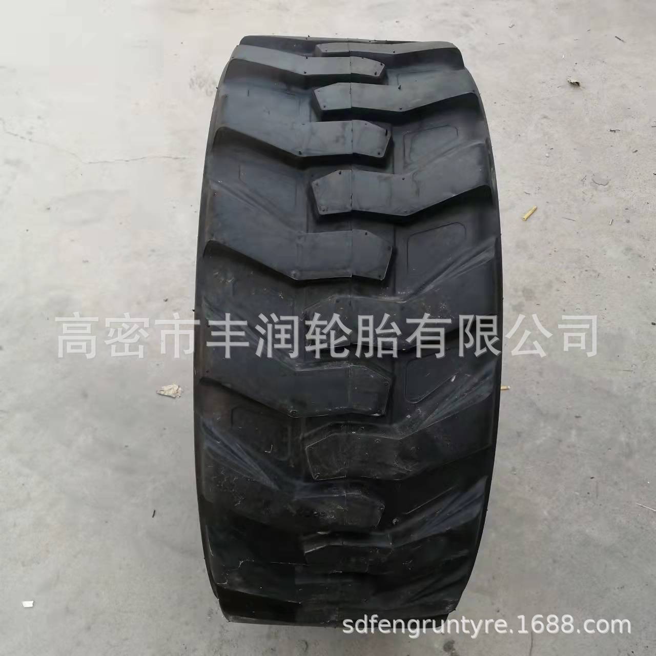 批发滑移装载机轮胎 15-19.5 R-4人字真空充气工程
