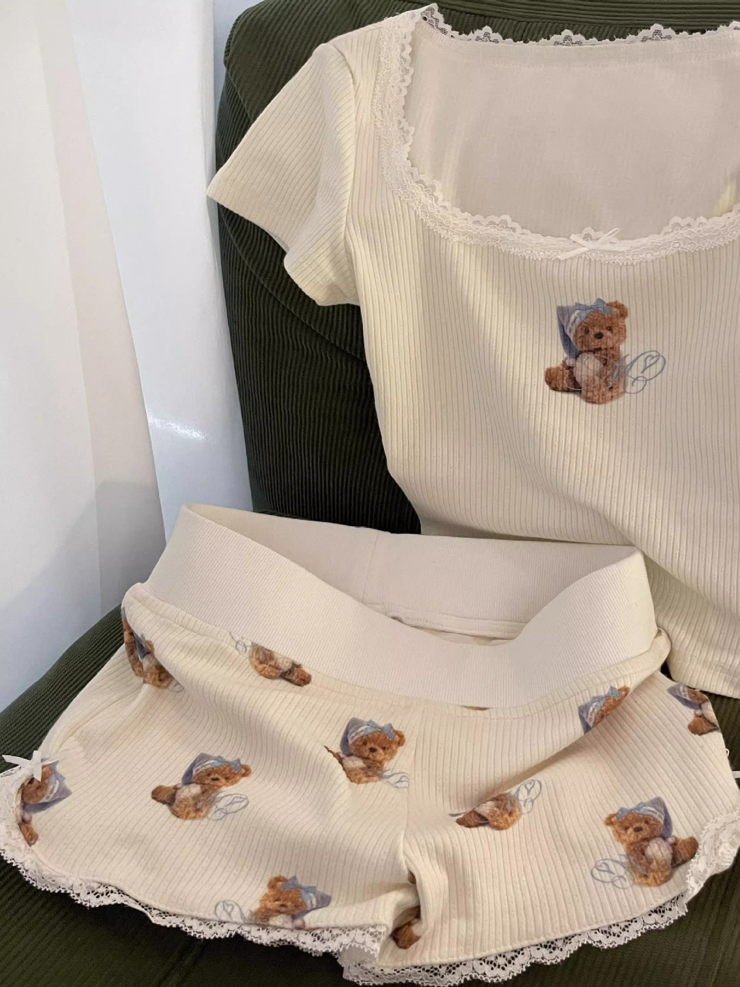 かわいい熊のレースのショートパンツの女性の夏の薄いタイプの韓国系のギャルの純欲風の高い腰の外は家庭服のカジュアルなズボンを着ます。