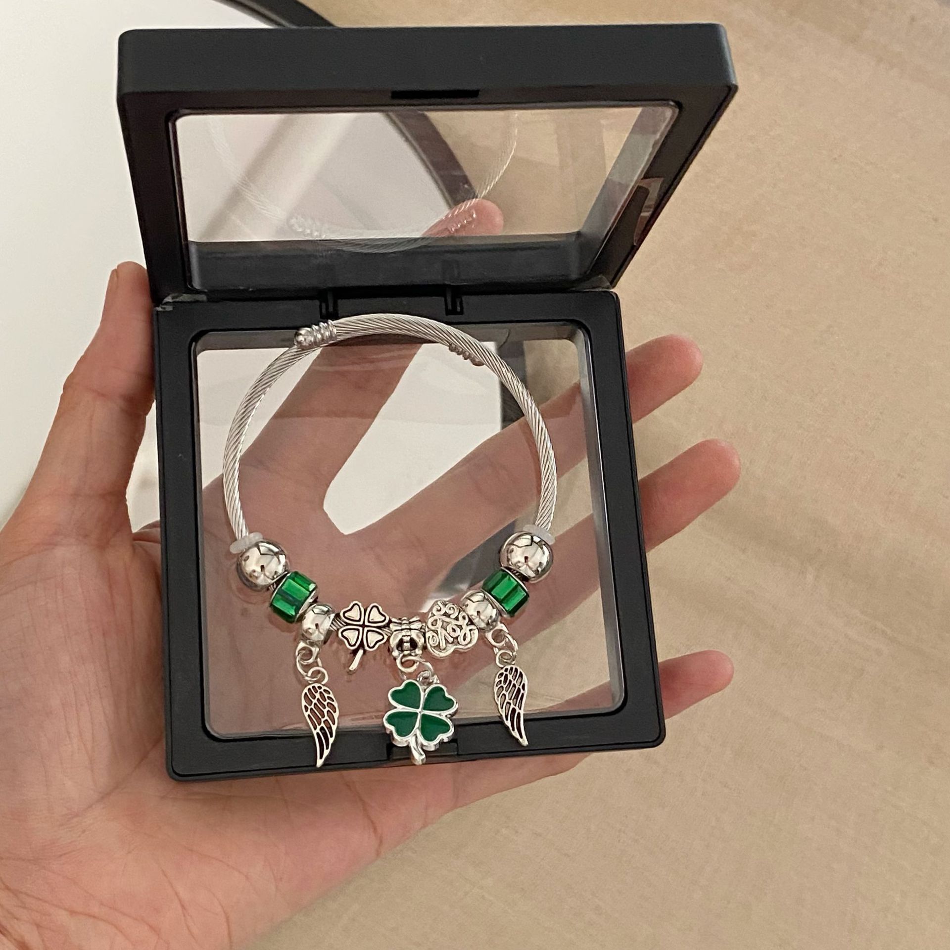 Bracciale con perline quadrifoglio ali d angelo design di nicchia_voghion.com