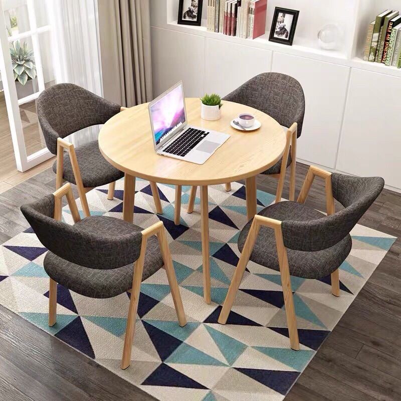 밝은 나무색 테이블 상판 + 밝은 짙은 회색 의자