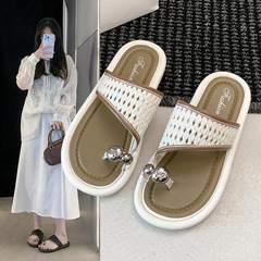 フランス式の絶美の足のスリッパの女性の夏の外は2025新型の休日の風の平底のサンダルの海辺でサンダルを編みます。