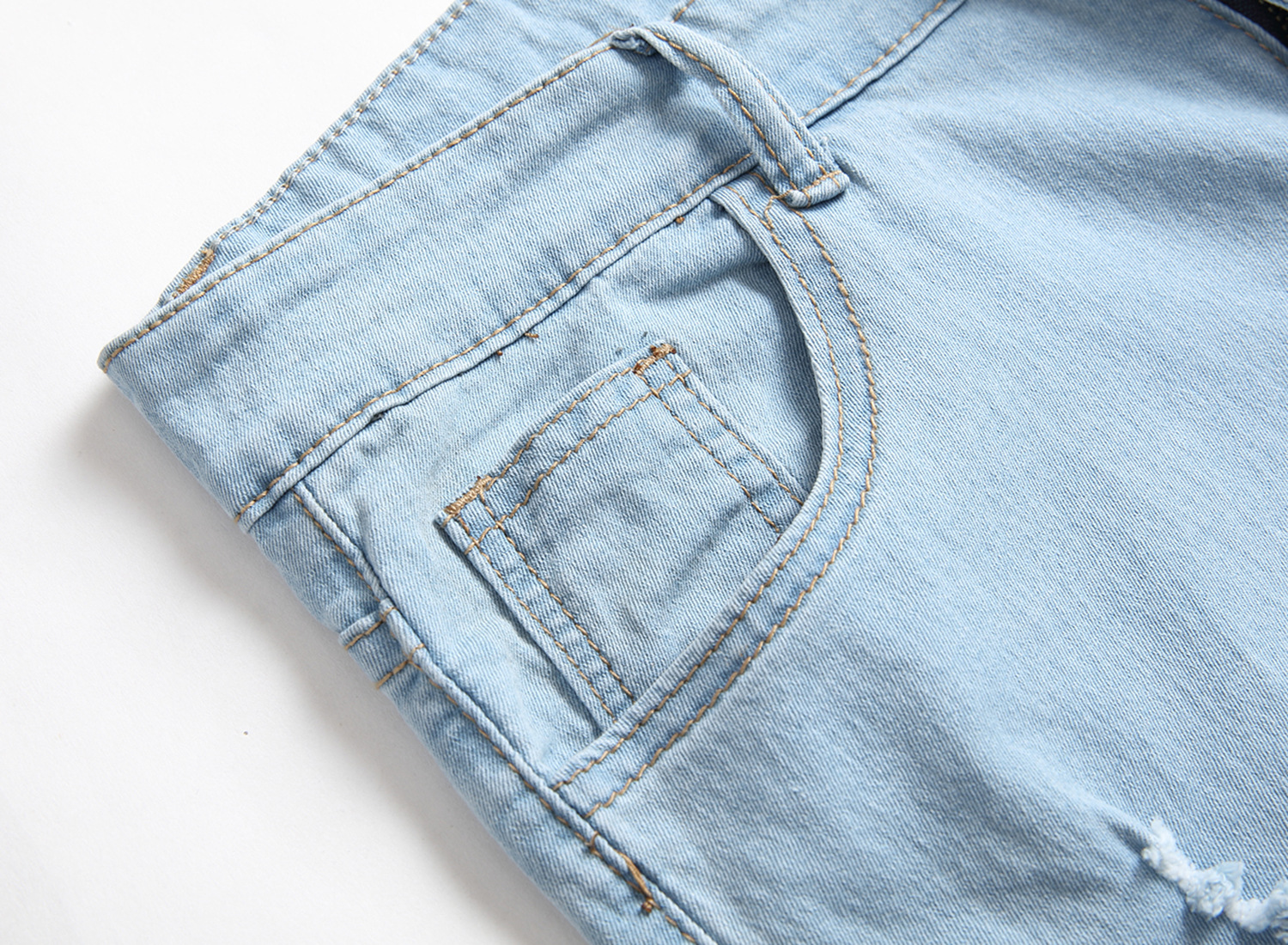 Bianco e vissuto slim per i jeans da uomo dalla vestibilità attillata_voghion.com