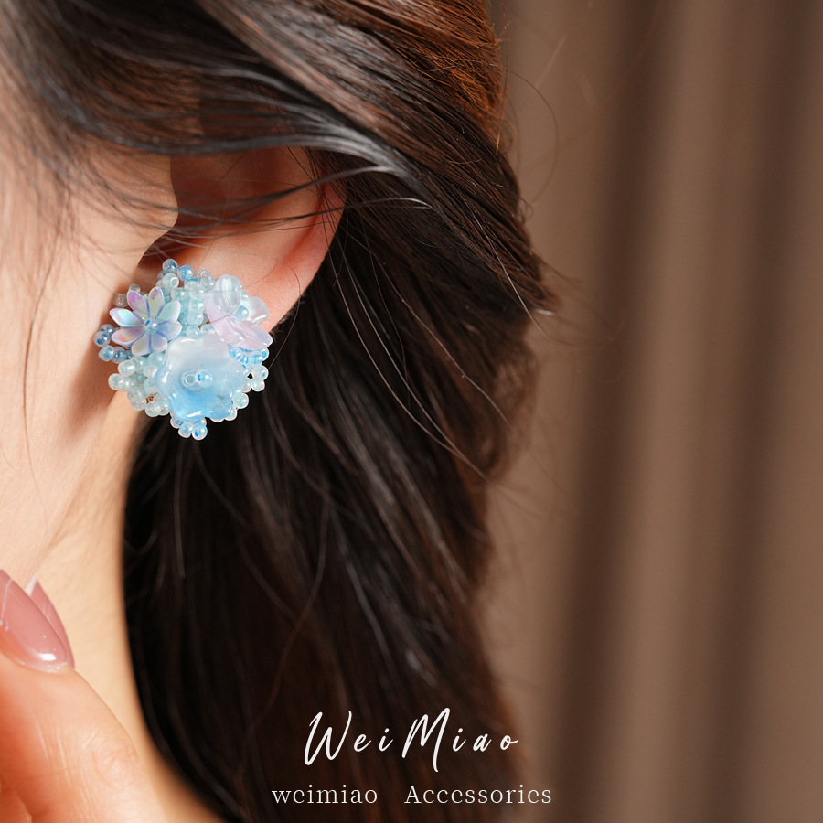 Flores de resina de color con cuentas de orejas para mujeres sin agujeros de orejas pequeñas pendientes dulces frescos ligeros de lujo alta sensación de auriculares al por mayor