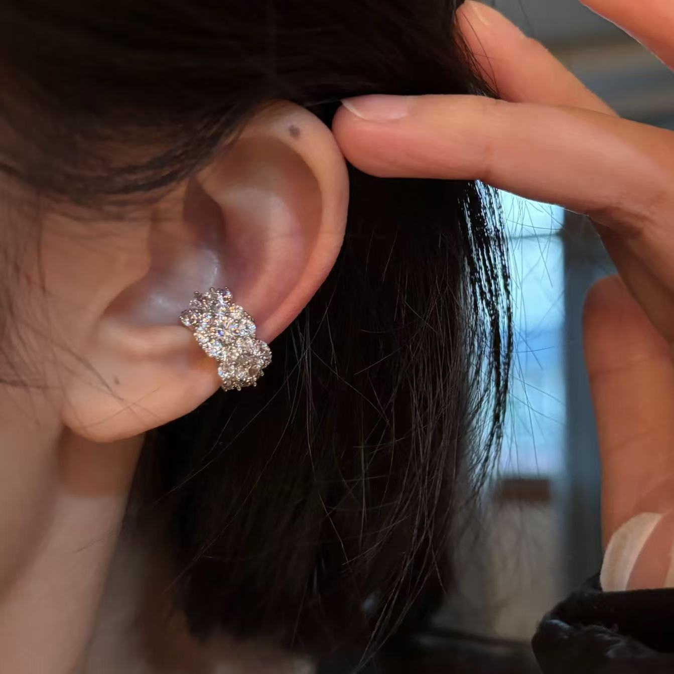 [楼哈哈] Exquisite Ultra-Shiny Micro-Encrusted Ear Cuffs for Women Without Piercings, Niche Design, High-End Ear Clips and Earrings