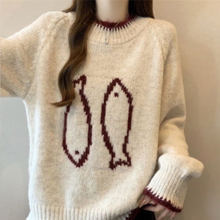 大码慵懒风白色小鱼刺绣软糯长袖毛衣女秋冬胖mm显瘦时尚正肩上衣