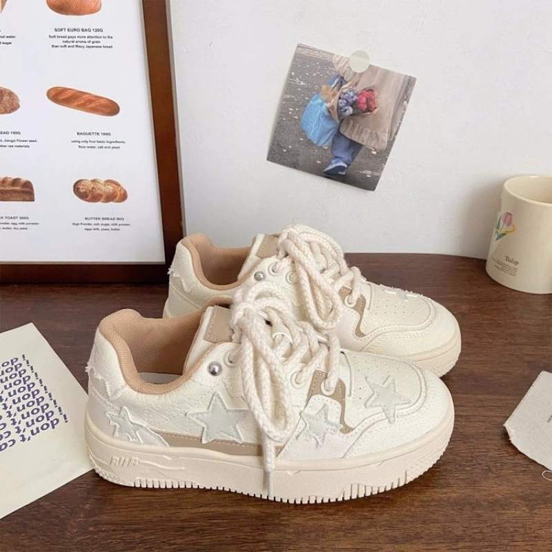 , Нишевые дизайнерские чувства маленькие белые туфли для женщин 2024 новые трансграничные оптовые кроссовки