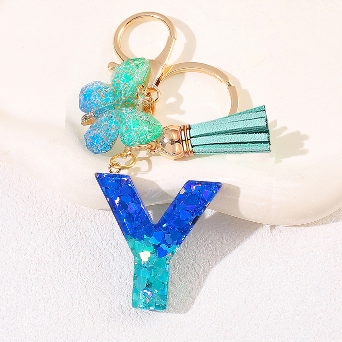 Amazon 26 letras llaveros bolsos damas colgantes colgantes sequillas letras bordas mariposa llaveros