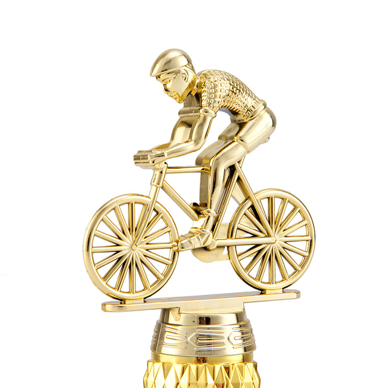 Ventas transfronterizas calientes nuevas decoraciones de trofeos de campeones de bicicletas creativas soportan muñecas de bicicletas de plástico grabadas con placa de identificación