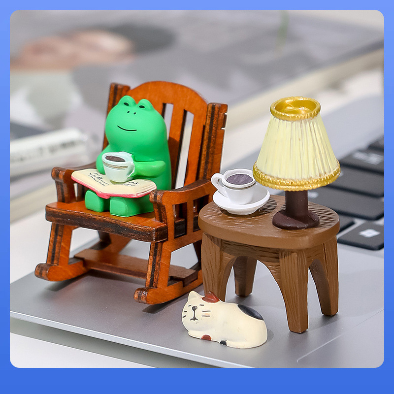 ✅Desktop Ornaments Frog Rocking Chair Carmly Loved Decompression Doll Photo Desk Workstation Ornaments New