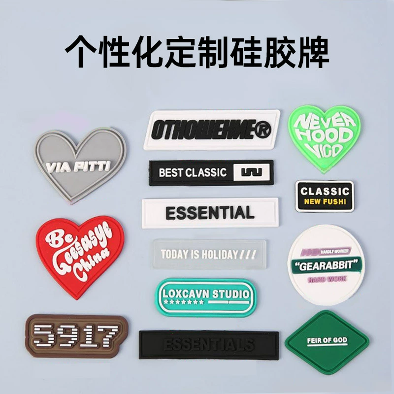 Резиновые этикетки из ПВХ, мягкая резина, силиконовые, с индивидуальным мультяшным логотипом, нестандартной формы, декоративные, с клеем-декором.