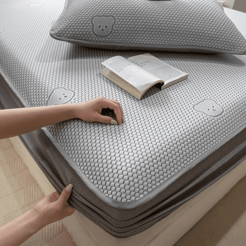 Funda de cama de seda de hielo de tres piezas verano 2025 nueva cubierta protectora de colchón todo incluido cubierta cubierta cubierta de cama de alfombra para niños