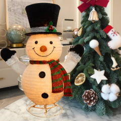 クリスマスの雪だるまが光ってショーウインドーのシーンを飾って雪だるまの人形を飾っています。